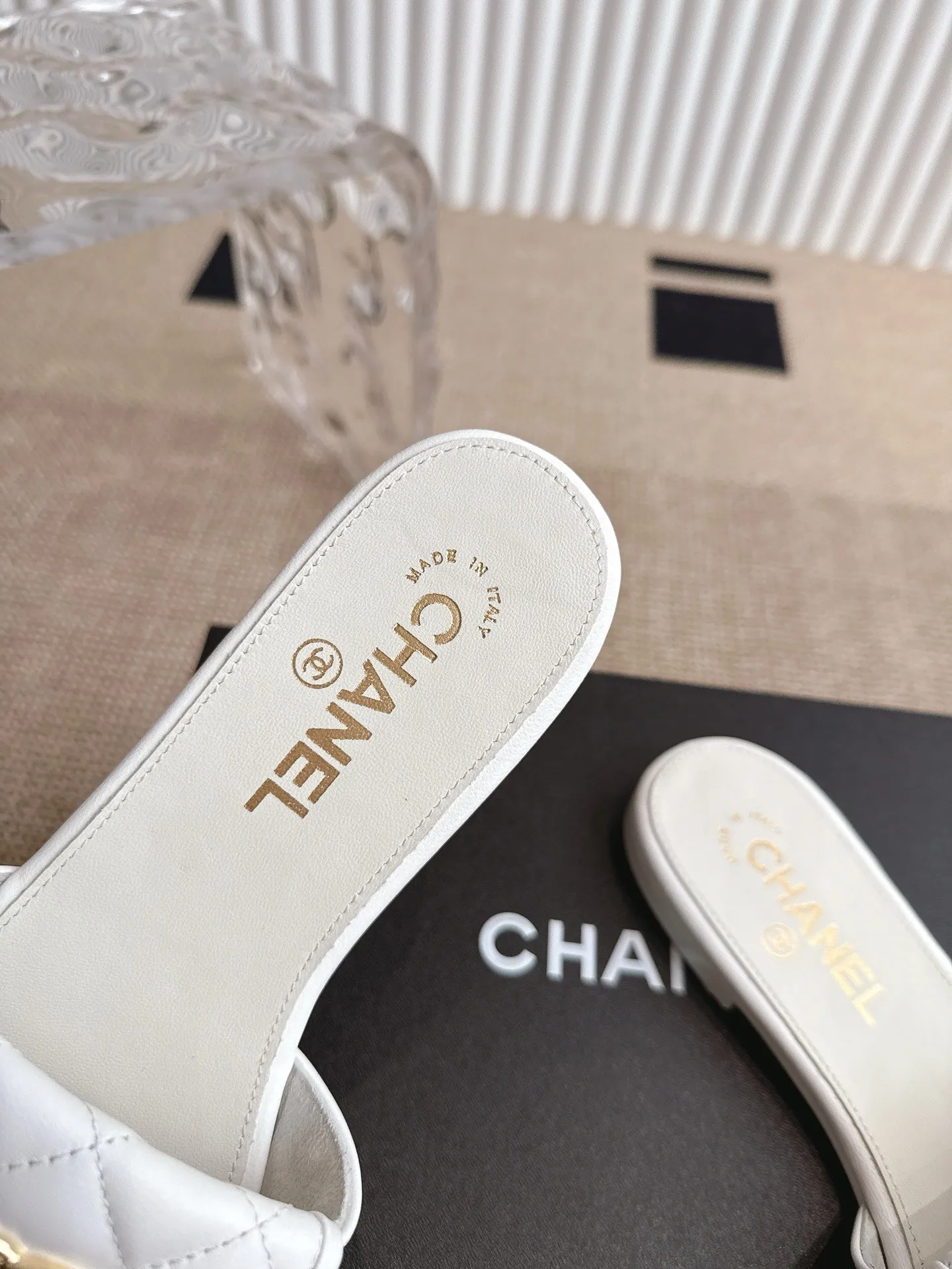 👟👟Ex-factory price 400👟👟 chanel 25ss new summer sandals ‼ ️ 2025 Chanel’s latest popular summer slippers are versatile, slimming and elegant, a slipper with great looks, perfect with any combination! Lazy slippers are worth recommending. Original custom-made sheepskin upper with original hardware buckle. Sheepskin lining. Italian leather outsole. Size: 35-40 (41.42 order)